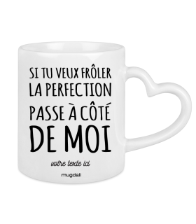 Mug Si tu veux frôler la perfection passe à côté de moi