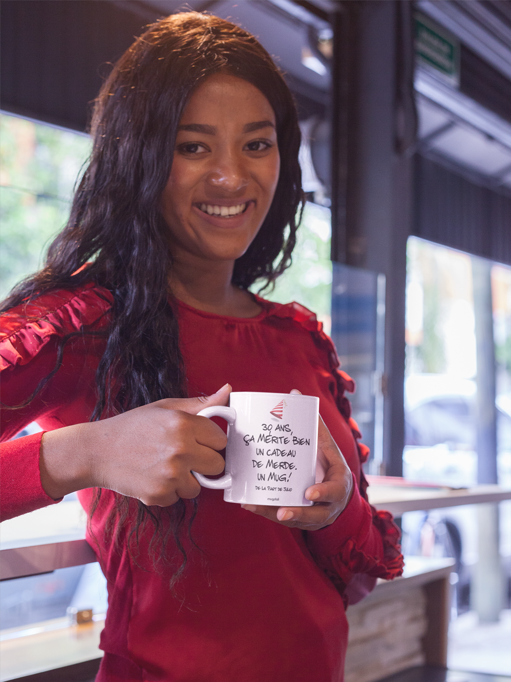 femme-tenant-une-tasse-à-café-30-ans