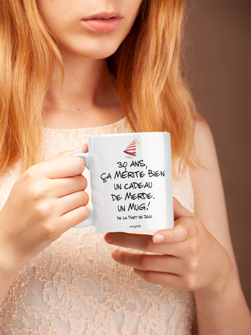 femme-tenant-un-mug-avec-inscription-30-ans-ça-merite-bien-un-cadeau-de-merde